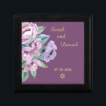 Caja De Regalo Casilla de anillo para Periwinkle Joy Boda Purple<br><div class="desc">La caja de joyas es totalmente personalizable y la caja de anillos perfecta para un Boda. La caja se coordina bien con las invitaciones y tarjetas de la boda púrpura Periwinkle Joy coincidentes. Le impresionará la impresión de alta calidad y vívida.</div>