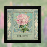 Caja De Regalo Chebby Chic Turquoise Chrysanthemum Monograma<br><div class="desc">Este diseño personalizado combina un enorme crisantemo rosa y blanco de un ilustracion botánico vintage y un polvoriento y turquesa dibujo arquitectónico de un salón y chimenea de artesanía. Los suaves colores mullidos recuerdan el estilo rústico francés o de una casa de campo de un estilo chic y se mezclan...</div>