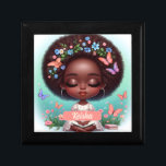 Caja De Regalo Chica afroamericana personalizada con flores<br><div class="desc">Una chica animada serena perdió en una historia,  sentada en medio de un exuberante jardín con el pelo adornado con flores y mariposas revoloteando por ahí.</div>