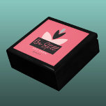 Caja De Regalo Christian Be Still & Know Moderne Pink Prayer<br><div class="desc">Pensé que esta caja de regalo haría una hermosa caja de oraciones. Creé un diseño moderno usando flores abstractas y geométricas en rosa, gris y negro contra un fondo rosa oscuro. Inspirado por Salmo 46:10: Él dice: "Permaneced y sabed que soy Dios; seré exaltado entre las naciones, seré exaltado en...</div>
