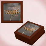 Caja De Regalo Cita libre y gratuita de la libélula dorada<br><div class="desc">Esta bonita caja de madera cita a Henry David Thoreau: "Todas las cosas buenas son salvajes y gratis". Sus colores tierra de oro, marrón, taupe y rosa serán un recordatorio natural de vivir la vida al máximo y apreciar cada momento como esta Dragonfly dorada con sus alas irrisorias extendidas. Las...</div>