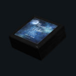 Caja De Regalo Cita personalizada de chica de flor de luna llena<br><div class="desc">Diseño de acuarela celestial de galaxia con cielo lunar, con estrellas brillantes nocturnas, y diseño de luna brillante en un lujoso azul marino, azul pálido y toques de textura de color morado. Con Fuentes Modernas De Escritura De Tipografía. Un diseño mágico de moda - Flor personalizada Chica Heartfelt Quote Keepsake...</div>