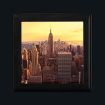 Caja De Regalo Ciudad del horizonte de Nueva York con el estado<br><div class="desc">Nueva York - hora mágica en la parte superior de la roca</div>