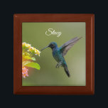 Caja De Regalo Colibrí Con Flores Keepsake Box<br><div class="desc">Esta caja de conservas de madera contiene una hermosa foto de un colibrí con flores. Puede añadir un nombre en la tapa, si lo desea y esta encantadora caja hace una gran caja de joyería, o puede contener bollos especiales. Añade un pedazo de joyería a la caja o simplemente regala...</div>