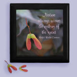 Caja De Regalo Colores de la naturaleza Cita Mantenimiento fotogr<br><div class="desc">Esta caja de conservas de madera contiene las palabras de Ralph Waldo Emerson "La naturaleza siempre usa los colores del espíritu". Naturalmente hermosa, esta caja contendrá tesoros y bolsitas, artículos de escritorio o joyería. Los colores de la Naturaleza se capturan en fotografías de follaje suave y sutil verde, lila y...</div>