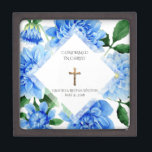 Caja De Regalo Confirmación Crucifix Blue Dahlia<br><div class="desc">Esta imagen personalizada tradicional de vidrio manchado Sacramento de la caja de joyería de conservas de confirmación muestra Blue Dahlia's con un crucifijo de oro - Todos los textos y tipos de letra son personalizable. Sería un recuerdo perfecto para guardar todos los pequeños regalos y recuerdos de esa ocasión especial....</div>