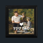 Caja De Regalo Cortar el amor al corazón por tus nombres de fotos<br><div class="desc">Cute HEART LOVE YOU DAD Photo Names Gift Boxes incluye tu foto favorita con el texto "(corazón de amor) tu papá" en un alfabeto blanco moderno con tus nombres debajo. Personalice editando el texto en el cuadro de texto proporcionado y agregando su propia imagen. Perfecto para Navidades, cumpleaños y regalos...</div>