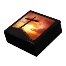Cruz religiosa de Pascua al atardecer