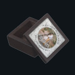 Caja De Regalo Cualquier texto sobre la propuesta de matrimonio f<br><div class="desc">Convierta su proposición matrimonial en memorable y romántico con una caja de regalo de anillo de compromiso fotográfico con tapa magnética. Imagen, cita y "¿Te casarás conmigo?" son palabras simples de personalizar. (CONSEJO DE COLOCACIÓN DE IMÁGENES: para centrar la foto exactamente como quieras, córtelo en forma cuadrada antes de subirla...</div>