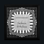 Caja de regalo de aniversario de Boda de encaje ne<br><div class="desc">Diseño único y elegante inspirado en el encaje en blanco negro y gris plateado - Exquisito y elegante personalizado Boda, Aniversario o compromiso presente. Personaliza con nombres, fecha de aniversario y monograma o números - hecho en una maravillosa caja de regalo de madera para guardar baratijas, joyería para tus quequitos...</div>