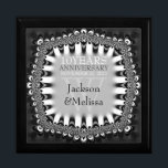 Caja de regalo de aniversario de Boda de encaje ne<br><div class="desc">Diseño único y elegante inspirado en el encaje en blanco negro y gris plateado - Exquisito y elegante personalizado Boda, Aniversario o compromiso presente. Personaliza con nombres, fecha de aniversario y monograma o números - hecho en una maravillosa caja de regalo de madera para guardar baratijas, joyería para tus quequitos...</div>