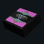 Caja de regalo de aniversario de Boda de monograma<br><div class="desc">Satin y encaje digital único y elegante con un diseño rosa brillante y verde azulado - Boda, Aniversario o compromiso exquisito y elegante. Personaliza con nombres, fecha de aniversario y monograma o números - hecho en una maravillosa caja de regalo de madera para guardar baratijas, joyería para tus quequitos especiales....</div>