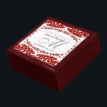 Caja de regalo de aniversario de Boda rojo blanco<br><div class="desc">Lugar de arte fractal único y elegante en rojo y blanco - Exquisita y elegante boda personalizada, aniversario o compromiso presente. Personalice con nombres, fecha de aniversario y monograma o números - hecho en una maravillosa caja de regalo de madera para guardar baratijas, joyería para sus pasteles especiales. Hace un...</div>