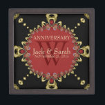 Caja de regalo de aniversario de decoración de oro<br><div class="desc">Caja de regalo de la tapa magnetizada con el personalizable keepsake en un diseño de borde de encaje digital llamativo, con colores rojo negro y dorado. Personalice el monograma con el nombre y el nombre inicial o cámbielo por el texto y la disposición que desee. Hace un regalo maravilloso -...</div>