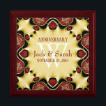 Caja de regalo de aniversario decorativo del Satin<br><div class="desc">Elegante y estiloso diseño decorativo de color rojo intenso y cremoso satén amarillo - Boda, aniversario o compromiso exquisito y elegante a medida. Personaliza con nombres, fecha de aniversario y monograma o números - hecho en una maravillosa caja de regalo de madera para guardar baratijas, joyería para tus quequitos especiales....</div>