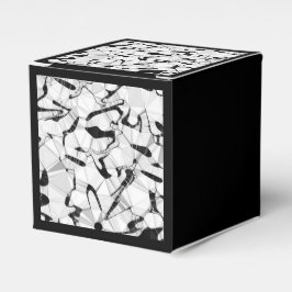 Caja de regalo de color blanco y negro en movimien