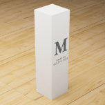 Caja de regalo de guión de monograma de Sheer Whit<br><div class="desc">Cuando compras una caja de regalo de vino, estás dando más que solamente el propio vino; estás ofreciendo una experiencia — los recuerdos, los sabores, el zumbido — de beber ese vino, y también la alegría que viene con hacerlo. No es una sorpresa a menos que salga de una caja...</div>