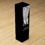 Caja de regalo de guión de monograma de Tuxedo<br><div class="desc">Cuando compras una caja de regalo de vino, estás dando más que solamente el propio vino; estás ofreciendo una experiencia — los recuerdos, los sabores, el zumbido — de beber ese vino, y también la alegría que viene con hacerlo. No es una sorpresa a menos que salga de una caja...</div>