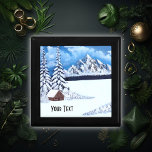 Caja de regalo de la escena de las maravillas de i<br><div class="desc">Una caja de regalo con una hermosa escena de invierno que incluye montañas nevadas,  verduras y una cabaña rústica. El texto puede ser personalizado o borrado. Obra de arte original de W.B.</div>