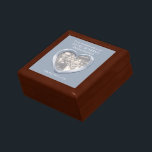 Caja de regalo de la esposa de la foto del boda de<br><div class="desc">Caja de regalo de trinket de aguijón de efecto metalizado plateado gráfico. Perfecto para mostrar un regalo especial para su esposa en un aniversario especial de boda de plata u otra ocasión especial. Personalizado con sus propias palabras fotográficas y sus propias fechas. Diseño exclusivo de Sarah Trett.</div>