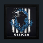 caja de regalo de la policía<br><div class="desc">¡Saludos a nuestros héroes con la caja de regalo de la policía!" Esta caja especial de regalo está diseñada para honrar la dedicación y el sacrificio de los oficiales de policía. Con una selección de artículos significativos y reflexivos, es una manera perfecta de mostrar aprecio por aquellos que protegen y...</div>