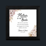 Caja de regalo de mensaje personalizado de la madr<br><div class="desc">Una caja de conservas de regalo de la Madre de la Novia boda que presenta un diseño floral boho y un diseño moderno de caligrafía. Personalizado el mensaje, los nombres y las fechas utilizando la opción de personalización. ¿Buscando algo más personalizado? Por favor, contáctame para un pedido de personalizado. ****...</div>
