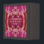 Caja de regalo de monograma Boda de la dama de hon<br><div class="desc">Caja de regalo de la tapa magnetizada con personalizable en diseño de encaje rosa y dorado. Personalice el monograma con el nombre y el nombre inicial o cámbielo por el texto y la disposición que desee. Hace un regalo maravilloso - llena la caja con joyas, potpourri , monedas, cristales más....</div>