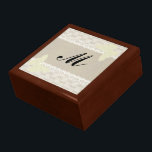 Caja De Regalo De Monograma De Burlap Y Lace<br><div class="desc">Qué mejor manera de presentar ese regalo especial que ponerlo en una caja de regalo original de madera, que es un regalo único y práctico en sí mismo. Añade ese reloj, joyas, llaves al auto nuevo, lo que sea. Un regalo dentro de un regalo - para una sorpresa extra especial....</div>