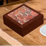 Caja de regalo de patrón de jasper breccida para n<br><div class="desc">Almacenar baratijas,  joyas y otros pequeños agujeros en esta caja de regalo de madera con azulejos de cerámica que muestra una imagen de los patrones abstractos de la piedra de jasper brecciada naranja. Seleccione el tamaño y el color de su caja de regalo.</div>