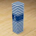 Caja de regalo de regalo de bodas de ancla náutica<br><div class="desc">Elegante ancla náutica azul marino y blanco favorece la caja de regalo de vino con estriado. Agradable fiesta para novios, novios, damas, padrinos, invitados, amigos, etc. Tema de navegación marítima con anclas sobre íconos de peso. Diseño de franjas de color personalizado. Personalizado con mensaje de agradecimiento, nombre y fecha del...</div>