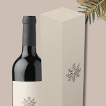 Caja de regalo de vino de copo de nieve con champá<br><div class="desc">Eleva tus regalos de vacaciones con esta caja de regalo de vino de copas de champán. Esta exquisita caja cuenta con un cautivador diseño de copos de nieve de champán metálico cepillado con un fondo claro y ventilado, creando una impresionante presentación para sus regalos de vino. La decoración elegante y...</div>
