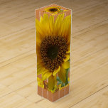 Caja de regalo de vino Girasol<br><div class="desc">Caja de regalo de vino Algo para todos ofrece una caja de regalo de vino personalizada especialmente para ese momento especial con sus seres queridos. Esta caja de regalo de diseño único impresionará a sus amigos y familiares. Mientras usted está aquí usted puede querer ver otros artículos de baño relacionados...</div>