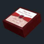Caja de regalo del 40° aniversario del Boda Damask<br><div class="desc">Diseño de imágenes Digitalbcon con un tema de diseño de color rojo rubí y Damasco con una variedad de imágenes, formas, patrones, estilos y fuentes personalizados en esta caja de regalo única "Aniversario del Boda Ruby". Este atractivo y elegante diseño se completa con letras de texto personalizado para su propia...</div>