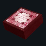 Caja de regalo del 40° aniversario del Boda Ruby<br><div class="desc">Diseño de imágenes Digitalbcon con un tema de color rojo rubí con una variedad de imágenes, formas, patrones, estilos y fuentes personalizados en esta única caja de regalo "Aniversario del Boda Ruby". Este elegante y atractivo diseño se completa con letras de texto en personalizable para su propia ocasión especial. COMPLETE...</div>
