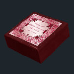 Caja de regalo del 40° aniversario del Boda Ruby<br><div class="desc">Diseño de imágenes Digitalbcon con un tema de color rojo rubí con una variedad de imágenes, formas, patrones, estilos y fuentes personalizados en esta única caja de regalo "Aniversario del Boda Ruby". Este elegante y atractivo diseño se completa con letras de texto en personalizable para su propia ocasión especial. COMPLETE...</div>