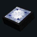 Caja de regalo del 45° aniversario de Boda de Sapp<br><div class="desc">Diseño de imágenes Digitalbcon con un color azul zafiro y un tema de diseño floreciente con una variedad de imágenes, formas, patrones, estilos y fuentes personalizados en esta única caja de regalo "Aniversario del Boda de zafiro". Este elegante y atractivo diseño se completa con letras de texto en personalizable para...</div>