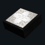 Caja de regalo del 60° aniversario del Boda de dia<br><div class="desc">Diseño de imágenes Digitalbcon con un color platino y un tema de diseño de diamante purpurina con una variedad de imágenes, formas, patrones, estilos y fuentes personalizados en esta caja de regalo "Purpurina 60th Diamond Boda Aniversario". Este elegante y atractivo diseño se completa con letras de texto en personalizable para...</div>