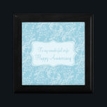 Caja de regalo del aniversario de la esposa del Da<br><div class="desc">Caja de regalo de damasco de moda de bonito estilo keepsake. Perfecto para mostrar un regalo especial para su esposa en un aniversario u otra ocasión especial. La caja de regalo dice: "A mi maravillosa esposa feliz aniversario", o puede ser personalizada con tus propias palabras. Diseño exclusivo de Sarah Trett....</div>