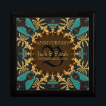 Caja de regalo del aniversario del Boda de encaje<br><div class="desc">Diseño de inspiración barroca, arabesca con efecto brillante verde azulado y dorado, sobre negro - Exquisito y elegante costumbre Boda, Aniversario o compromiso presente. Personaliza con nombres, fecha de aniversario y monograma o números - hecho en una maravillosa caja de regalo de madera para guardar baratijas, joyería para tus quequitos...</div>