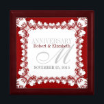Caja de regalo del aniversario del Boda de encaje<br><div class="desc">Lugar de arte fractal único y elegante en rojo y blanco - Exquisito y elegante boda, aniversario o compromiso presente. Personaliza con nombres, fecha de aniversario y monograma o números - hecho en una maravillosa caja de regalo de madera para guardar baratijas, joyería para tus quequitos especiales. Hace un regalo...</div>