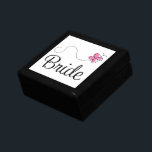 Caja de regalo del recuerdo de la boda de la novia<br><div class="desc">La mariposa rosada preciosa para sus miembros del partido nupciales viene en este joyero del recuerdo del boda de la novia. La caja de la teja y de madera se alinea y tiene sitio para los recuerdos del día de boda, un regalo especial o el artículo de la joyería. ¡Ella...</div>