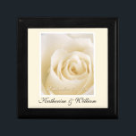 Caja de regalo del recuerdo de la fecha de la boda<br><div class="desc">Rosa blanco elegante y romántico -- personalizado casando la caja de regalo del recuerdo. Apenas añada los nombres de novia y del novio y la fecha del boda para crear un regalo único y único para los pares especiales del boda. También hace un gran regalo para la Madre-de--Novia y el...</div>