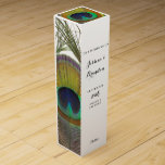 Caja de regalo del vino de la pluma del pavo real<br><div class="desc">Imágenes grandes de la pluma del pavo real y texto negro elegante. Modifique su regalo para requisitos particulares o para su propio acontecimiento.</div>