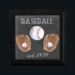 Caja De Regalo Diseño de pizarra de béisbol vintage<br><div class="desc">Diseño de pizarra de béisbol vintage. Artista: Naomi McCavitt. ID de la imagen: 106364GG.</div>