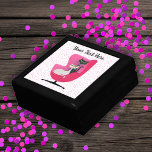 Caja De Regalo Dos gatos en puntos de polka de la silla rosada es<br><div class="desc">Esta caja de regalo de madera para baratijas,  joyas o regalos tiene dos gatos,  uno negro y otro blanco sentado en una silla rosa de los años 50 sobre un fondo blanco con puntos de polka rosa. Personalizar el texto con la plantilla.</div>