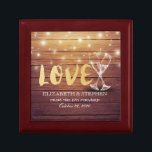 Caja De Regalo Ducha de boda Champán Gafas de madera Luz de cuerd<br><div class="desc">Modernas plantillas de cajas de regalo Boda - Elegante guión dorado,  Vintage Champagne y String Lights sobre fondo rústico de madera. Un diseño perfecto para tu gran día. ¡Todo el estilo de texto,  colores,  tamaños se pueden modificar para adaptarlo a sus necesidades!</div>