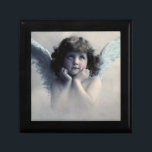Caja De Regalo El dulce Ángel de la Vintage Cheeked Rosy en las n<br><div class="desc">Hermoso diseño vintage de un ángel dulce con alas blancas suaves y mejillas rosadas,  sosteniendo su cara en sus manos. Parece pacífico y amable. El fondo está lleno de nubes etéreas suaves.</div>