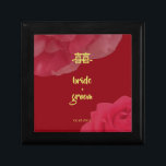Caja De Regalo El rosa rojo florece la boda china de la felicidad<br><div class="desc">Un diseño elegante y tradicional que incorpora el adorno doble de la felicidad con color de rosa rojo y rosado festivo y camelia en un fondo rojo oscuro en esta caja decorativa que es grande para el uso durante ceremonia de té del boda como una caja del caramelo o caja...</div>