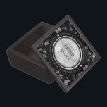 Caja De Regalo Elegante 25° aniversario Boda de Plata<br><div class="desc">¡Celebremos el 25º aniversario del boda con esta caja conmemorativa de sake! Las elegantes letras en blanco y negro con confeti hexagonal en Relieve metalizado plateado y fondo negro añaden un toque memorable a esta ocasión especial y un hito extraordinario. Personalizar con los nombres de la pareja feliz, años de...</div>