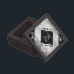 Caja De Regalo Elegante 25° aniversario Boda de Plata<br><div class="desc">¡Celebremos el 25 aniversario del boda plateado con esta elegante caja de conservas! Las elegantes letras en blanco y negro con confeti hexagonal sobre el fondo de un Relieve metalizado plateado añaden un toque memorable a esta ocasión especial y un hito extraordinario. Personaliza con los nombres y fechas de matrimonio...</div>